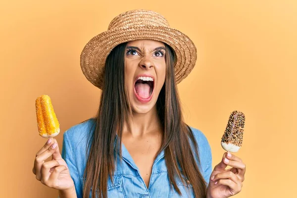 Jonge Spaanse Vrouw Draagt Zomer Stijl Houden Van Ijs Boos — Stockfoto