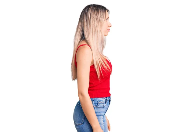 Ung Vacker Blond Kvinna Bär Casual Kläder Ser Sidan Slappna — Stockfoto