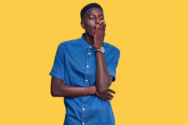 Mladý Afroameričan Neformálním Oblečení Znuděně Zíral Unaveně Zakryl Ústa Dlaní — Stock fotografie