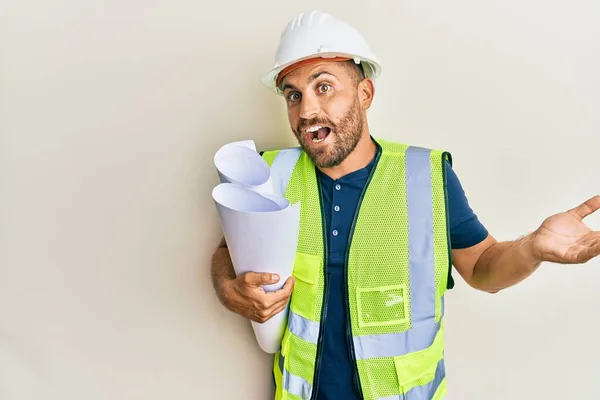 Snygg Man Med Skägg Skyddshjälm Med Ritningar Som Firar Prestation — Stockfoto