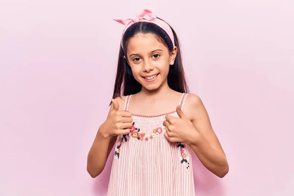 Menina Bonita Usando Roupas Casuais Sinal Sucesso Fazendo Gesto Positivo — Fotografia de Stock