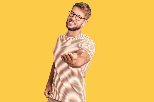Junger Kaukasischer Mann Lässiger Kleidung Und Brille Der Fröhlich Lächelnd — Stockfoto