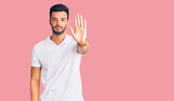 Jovem Hispânico Bonito Vestindo Roupas Casuais Fazendo Parar Cantar Com — Fotografia de Stock