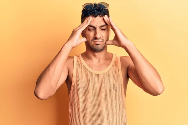 Junger Hispanischer Mann Lässiger Kleidung Mit Hand Auf Dem Kopf — Stockfoto