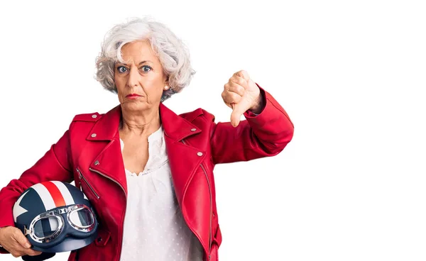 Senior Γκρίζα Μαλλιά Γυναίκα Κρατώντας Κράνος Μοτοσικλέτας Θυμωμένο Πρόσωπο Αρνητική — Φωτογραφία Αρχείου