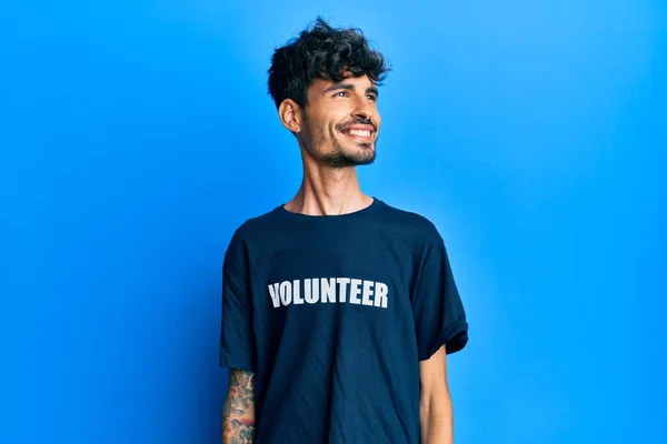 Junger Hispanischer Mann Freiwilligen Shirt Der Mit Einem Lächeln Gesicht — Stockfoto