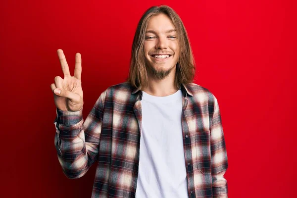 Bonito Homem Caucasiano Com Cabelos Longos Vestindo Roupas Casuais Sorrindo — Fotografia de Stock