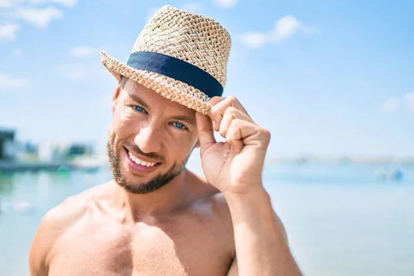 Bonito Homem Caucasiano Fitness Praia Dia Ensolarado Usando Chapéu Verão — Fotografia de Stock