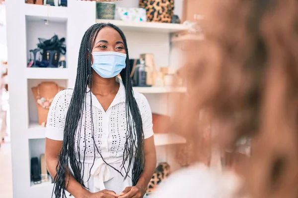 Νεαρή Αφροαμερικανίδα Καταστηματάρχης Που Φοράει Ιατρική Μάσκα Και Εργάζεται Κατάστημα — Φωτογραφία Αρχείου