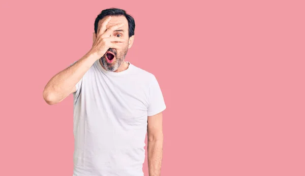 Homem Bonito Meia Idade Vestindo Camiseta Casual Espreitando Choque Cobrindo — Fotografia de Stock