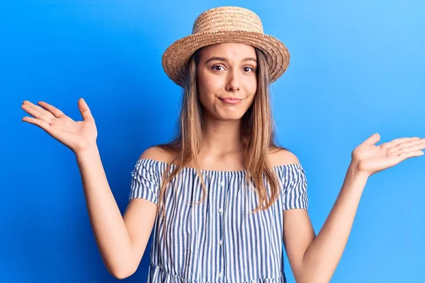 Menina Bonita Nova Usando Chapéu Verão Shirt Listrada Sem Noção — Fotografia de Stock