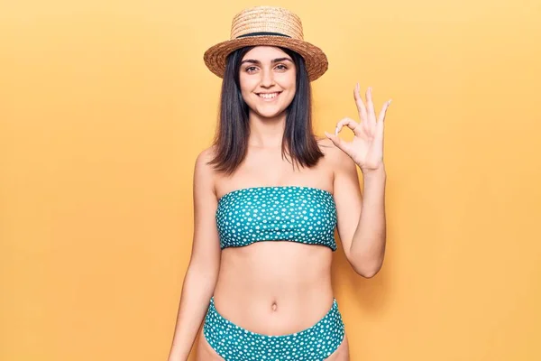 Bikini Giyen Yaz Şapkalı Gülümseyen Güzel Bir Kız Parmaklarıyla Tamam — Stok fotoğraf