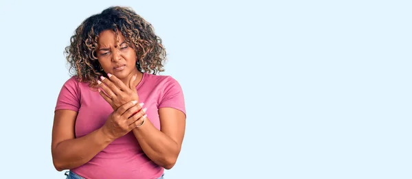 Junge Afrikanisch Amerikanische Size Frau Lässiger Kleidung Leidet Unter Schmerzen — Stockfoto