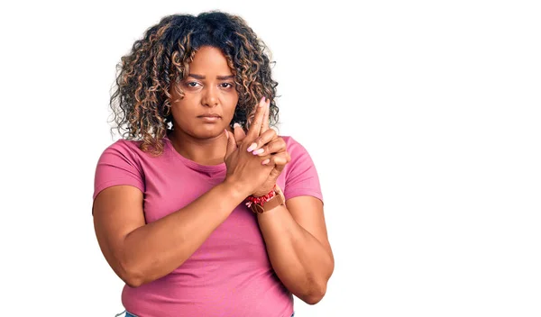 Młoda Afroamerykanka Size Kobieta Luźnych Ciuchach Trzymająca Symboliczny Pistolet Gestem — Zdjęcie stockowe