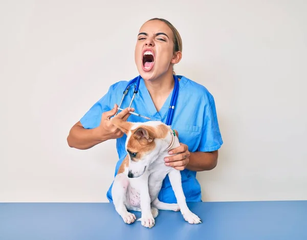 Jovem Bela Veterinária Loira Mulher Colocando Vacina Para Cachorro Cão — Fotografia de Stock