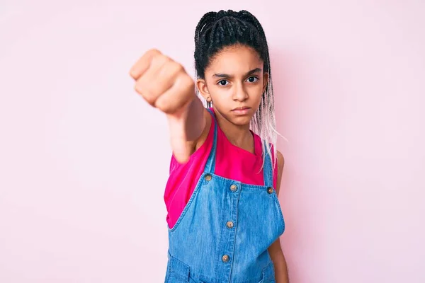 Pembe Arka Planda Sıradan Kıyafetler Giyen Afro Amerikalı Genç Bir — Stok fotoğraf