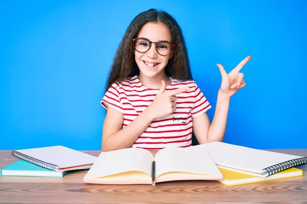 Menina Hispânica Bonito Estudando Para Exame Escolar Sentado Mesa Sorrindo — Fotografia de Stock