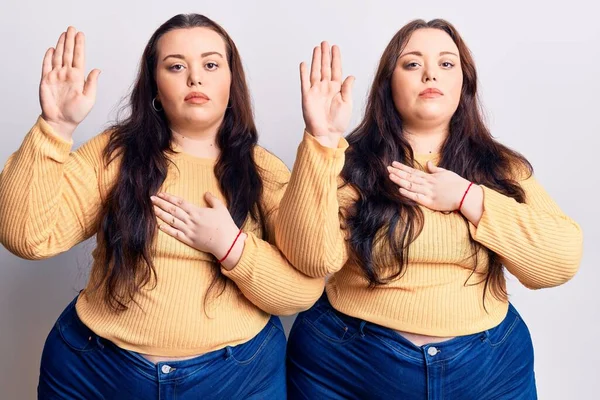 Young Size Twins Wearing Casual Clothes Swearing Hand Chest Open — Stock Photo, Image