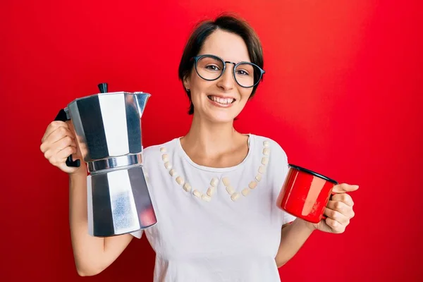 Jonge Brunette Vrouw Met Kort Haar Drinken Italiaanse Koffie Glimlachend — Stockfoto