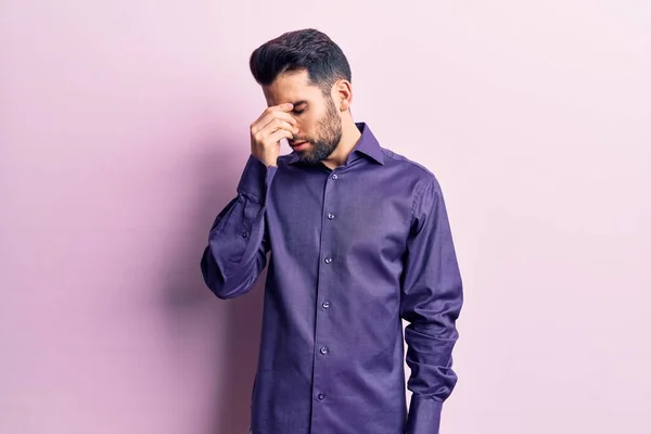 Homem Bonito Jovem Com Barba Vestindo Camisa Casual Cansado Esfregando — Fotografia de Stock