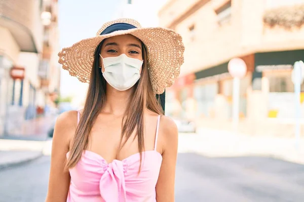 Jovem Hispânica Férias Usando Máscara Médica Andando Rua Cidade — Fotografia de Stock