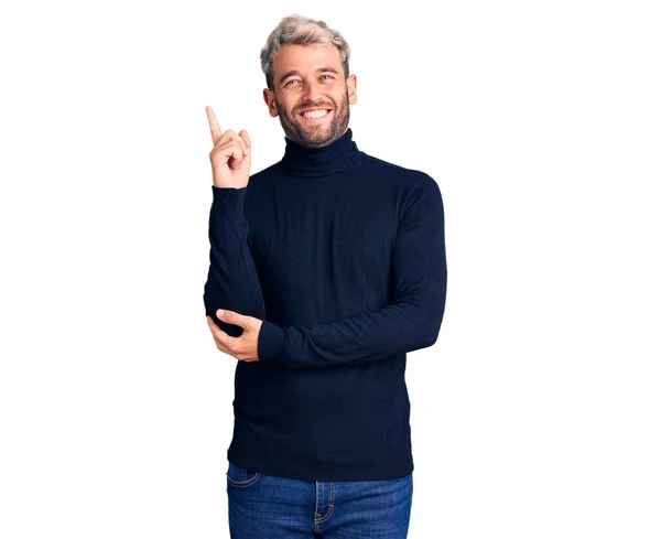 Pemuda Tampan Berambut Pirang Mengenakan Sweater Berkerah Lebar Tersenyum Bahagia — Stok Foto