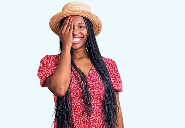 Genç Afrikalı Amerikalı Kadın Yaz Şapkası Takıyor Bir Gözünü Eliyle — Stok fotoğraf