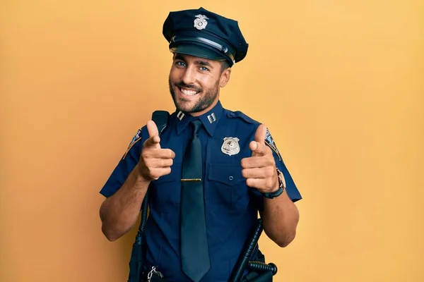 Snygg Latinamerikansk Man Polisuniform Som Pekar Finger Mot Kamera Med — Stockfoto