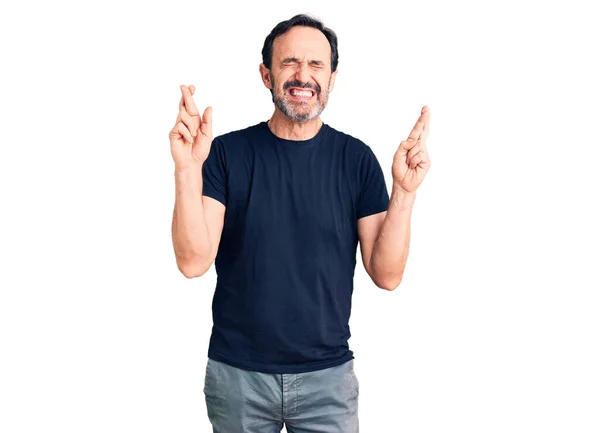 Przystojny Mężczyzna Średnim Wieku Ubrany Luźną Koszulkę Trzymający Kciuki Uśmiechnięty — Zdjęcie stockowe