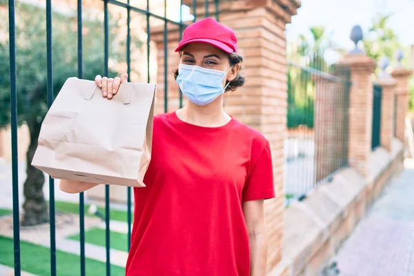 Παράδοση Επιχειρηματίας Γυναίκα Φορώντας Στολή Και Coronavirus Μάσκα Ασφαλείας Κρατώντας — Φωτογραφία Αρχείου
