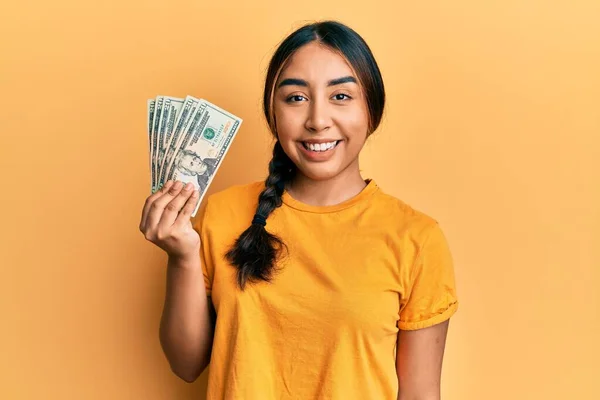 Mujer Latina Joven Sosteniendo Dólares Con Aspecto Positivo Feliz Pie — Foto de Stock