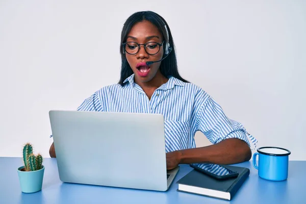 Fiatal Afro Amerikai Dolgozik Irodában Visel Kezelő Headset Rémült Csodálkozott — Stock Fotó