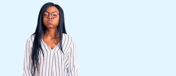 Молода Афроамериканська Жінка Одягнена Повсякденний Одяг Окуляри Пищать Щоки Кумедним — стокове фото