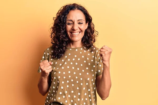 Mulher Bonita Meia Idade Vestindo Camiseta Casual Comemorando Surpreso Surpreso — Fotografia de Stock