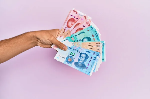 Spaanstalige Hand Met Chinese Yuan Bankbiljetten Geïsoleerde Roze Achtergrond — Stockfoto