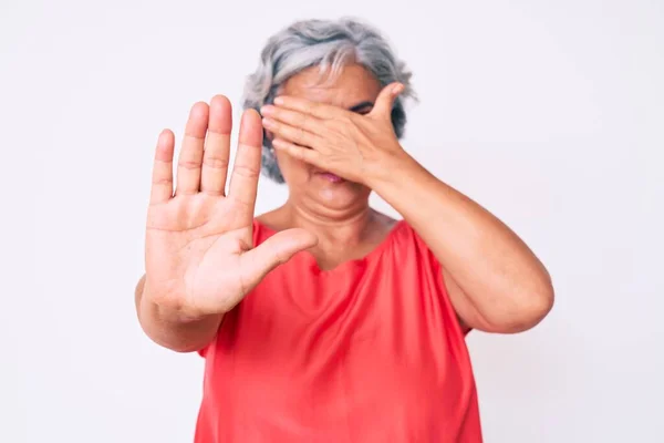 Ältere Hispanische Grauhaarige Frau Mit Lässiger Kleidung Und Brille Die — Stockfoto