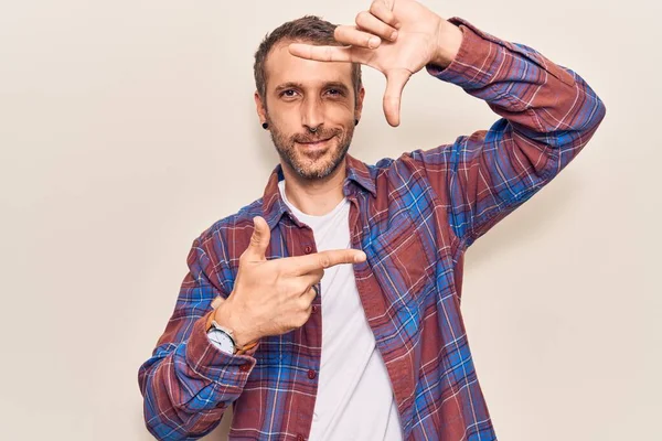 Joven Hombre Guapo Con Ropa Casual Sonriendo Haciendo Marco Con —  Fotos de Stock