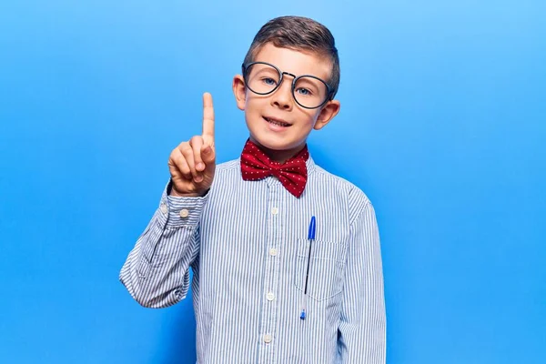 Lindo Niño Rubio Con Corbata Lazo Nerd Gafas Mostrando Apuntando —  Fotos de Stock