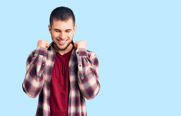 Junger Gutaussehender Mann Lässigem Hemd Mit Erhobenen Armen Und Geschlossenen — Stockfoto