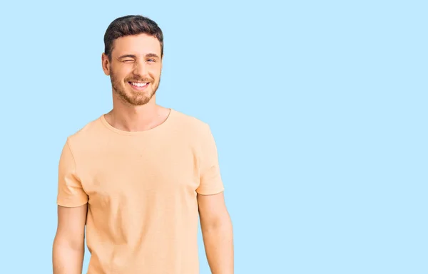 Schöner Junger Mann Mit Bär Lässigem Gelbem Shirt Zwinkert Die — Stockfoto