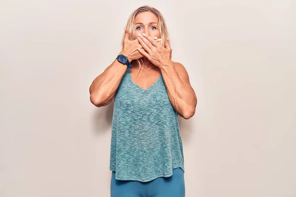 Mujer Rubia Caucásica Mediana Edad Con Ropa Deportiva Impactada Cubriendo — Foto de Stock