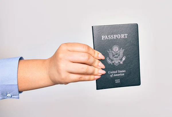 Mano Mujer Joven Caucásica Sosteniendo Documento Pasaporte Estados Unidos Sobre —  Fotos de Stock