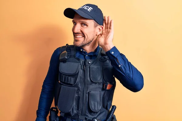 Joven Policía Guapo Vistiendo Uniforme Policía Prof Bala Sobre Fondo — Foto de Stock