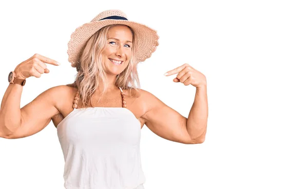 Mujer Rubia Forma Mediana Edad Con Sombrero Verano Que Mira — Foto de Stock