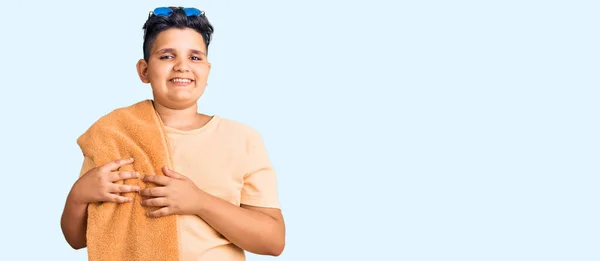 Kleine Jongen Badpak Handdoek Die Naar Het Strand Gaat Positief — Stockfoto