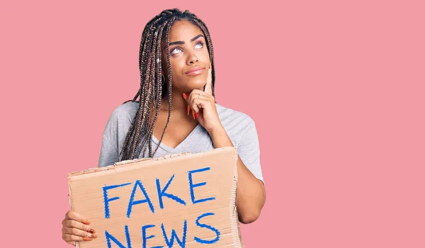 Mladá Afroameričanka Copánky Které Drží Falešný Plakát Vážná Tvář Přemýšlející — Stock fotografie