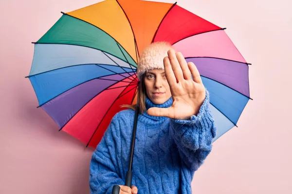Mujer Hermosa Joven Sosteniendo Paraguas Colorido Con Mano Abierta Haciendo —  Fotos de Stock