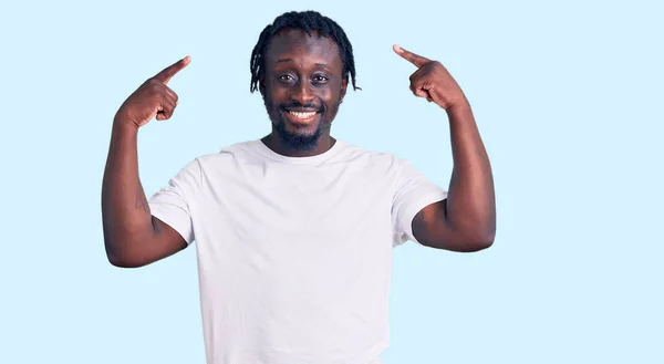 Jovem Afro Americano Com Tranças Vestindo Camiseta Branca Casual Sorrindo — Fotografia de Stock