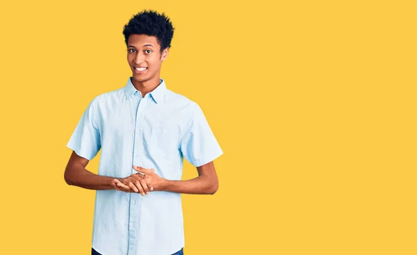 Mladý Afroameričan Neformálním Oblečení Založenýma Rukama Zkříženýma Rukama Uvolněně Vesele — Stock fotografie