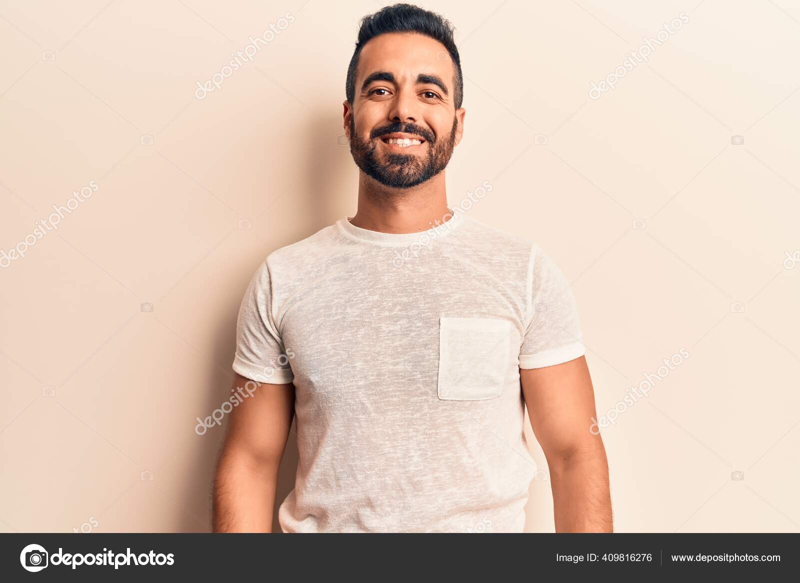 Joven Hombre Hispano Usando Ropa Casual Con Una Sonrisa Alegre: fotografía  de stock ©  #409816276 | Depositphotos